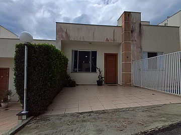 CASA T�RREA CONDOM�NIO FECHADO GUARAREMA 02 DORMS/01VAGA!!!